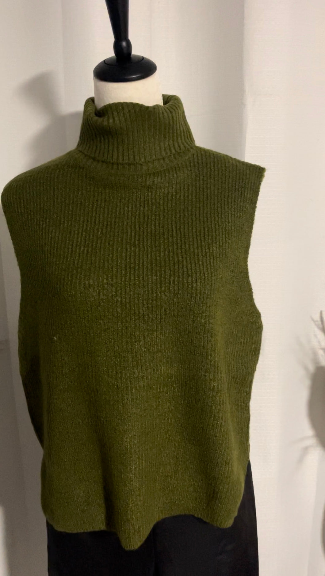 Eden Sleeveless knit (Olive)