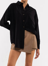 Cargar imagen en el visor de la galería, Nyla Oversized Shirt (Black)
