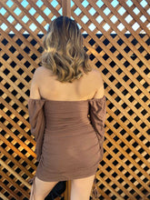 Cargar imagen en el visor de la galería, Braelynn Ruched Dress (mocha)
